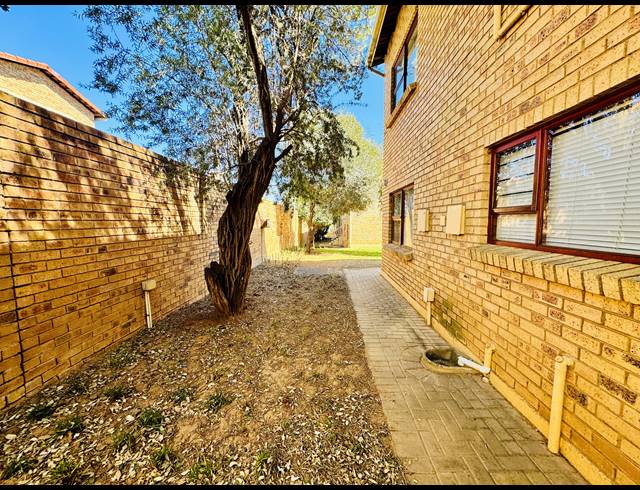 2 BEDROOM FLAT FOR SALE IN MAROELADAL